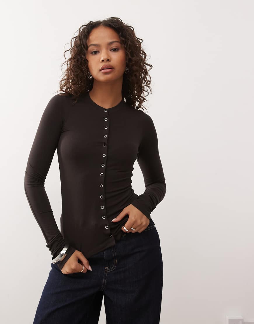 Weekday - Langärmliges, schmal geschnittenes Oberteil in Dunkelbraun mit Knopfleiste vorne-Brown von Weekday