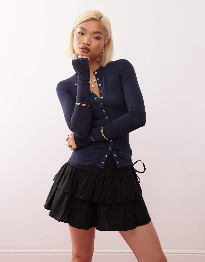 Weekday - Langärmliges, schmal geschnittenes Oberteil in Marineblau mit Knopfleiste vorne von Weekday