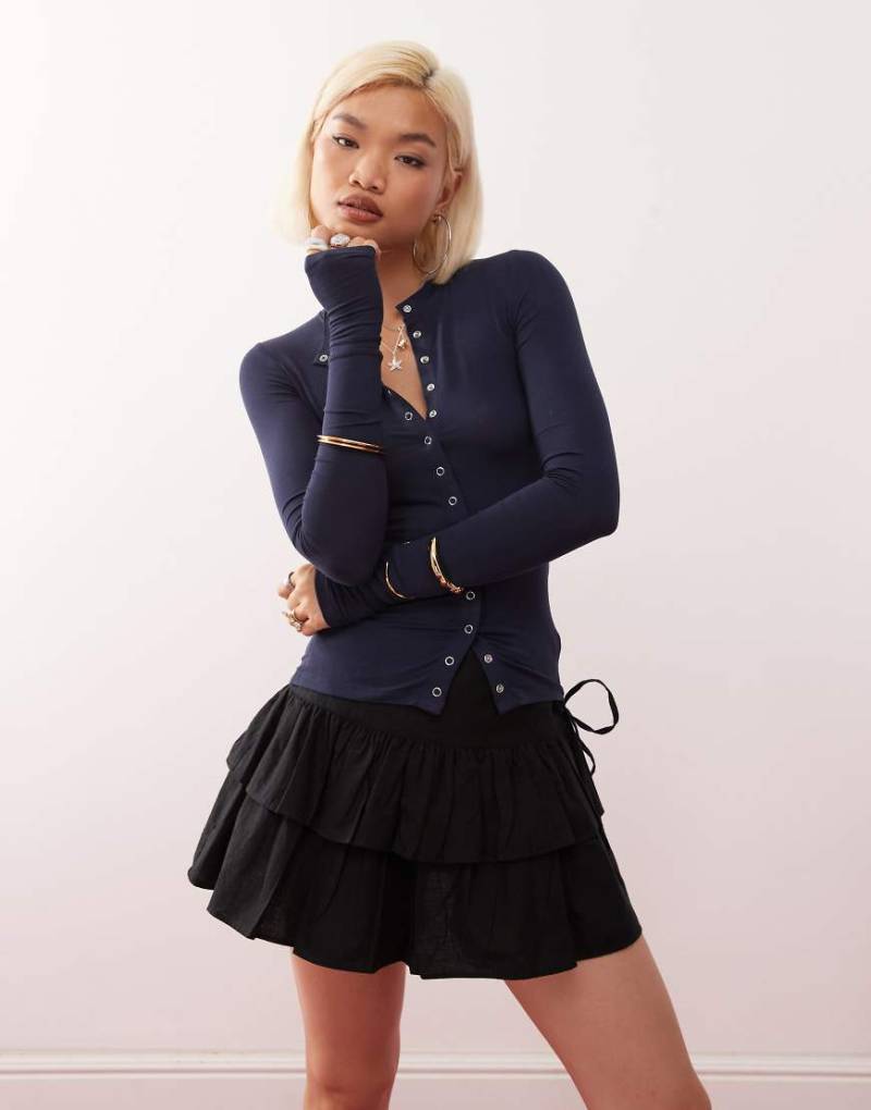 Weekday - Langärmliges, schmal geschnittenes Oberteil in Marineblau mit Knopfleiste vorne von Weekday