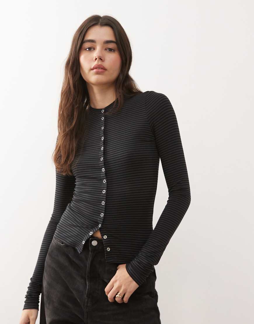 Weekday - Langärmliges, schmal geschnittenes Oberteil mit Knopfleiste vorne und Streifen in Schwarz und Grau von Weekday