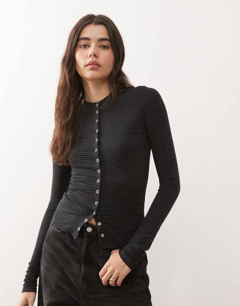 Weekday - Langärmliges, schmal geschnittenes Oberteil mit Knopfleiste vorne und Streifen in Schwarz und Grau von Weekday