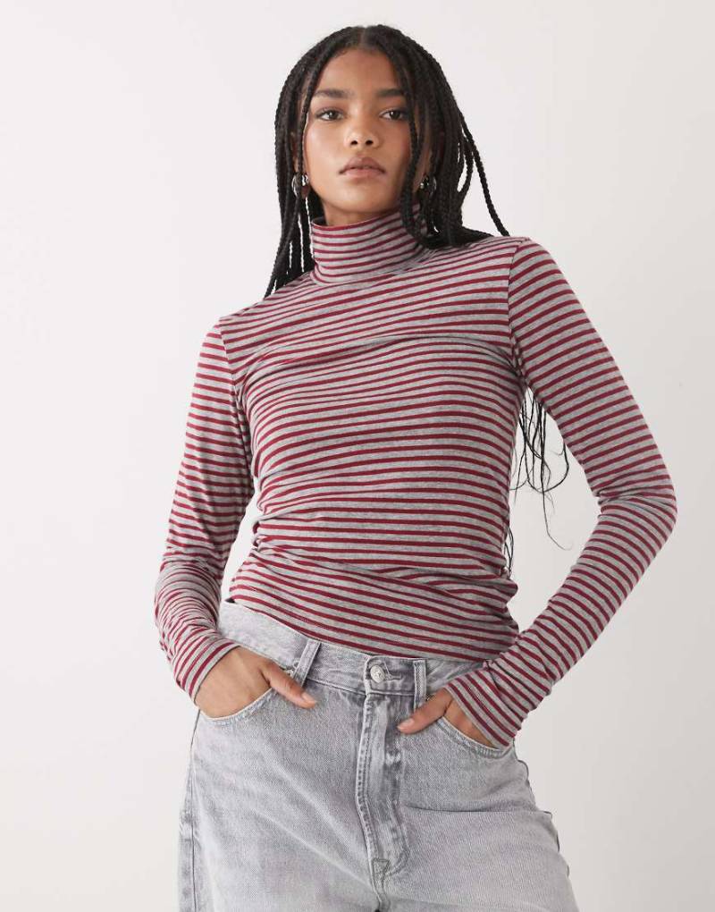 Weekday - Langärmliges, schmal geschnittenes T-Shirt in Rot und Grau gestreift mit Rollkragen von Weekday