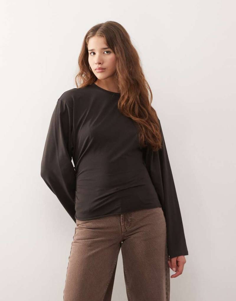 Weekday - Langärmliges, tailliertes T-Shirt in Dunkelbraun-Brown von Weekday