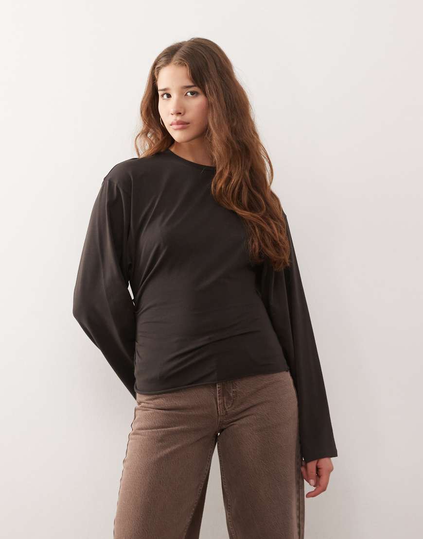 Weekday - Langärmliges, tailliertes T-Shirt in Dunkelbraun-Brown von Weekday