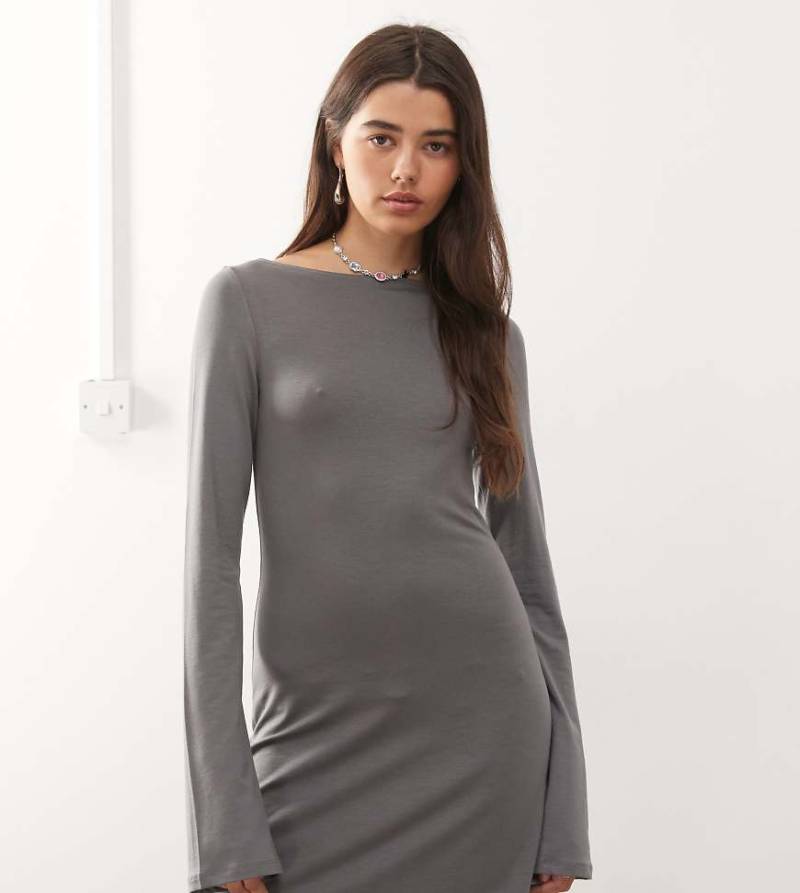 Weekday - Langärmliges, tief ausgeschnittenes Minikleid in Grau mit U-Boot-Ausschnitt, exklusiv bei ASOS von Weekday