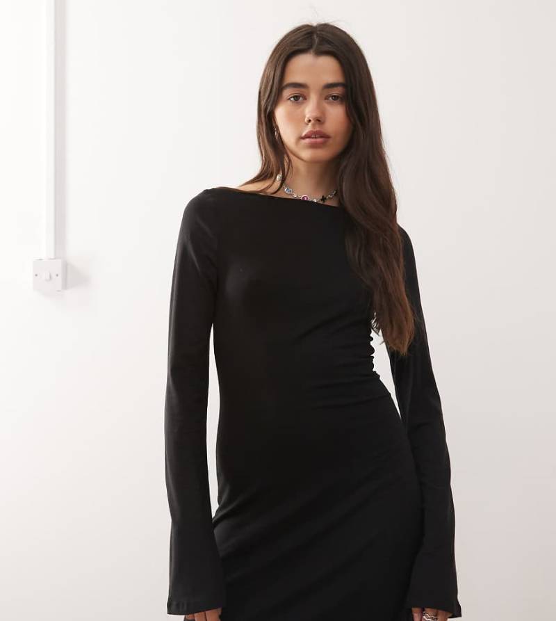 Weekday - Langärmliges, tief ausgeschnittenes Minikleid in Schwarz mit U-Boot-Ausschnitt, exklusiv bei ASOS von Weekday