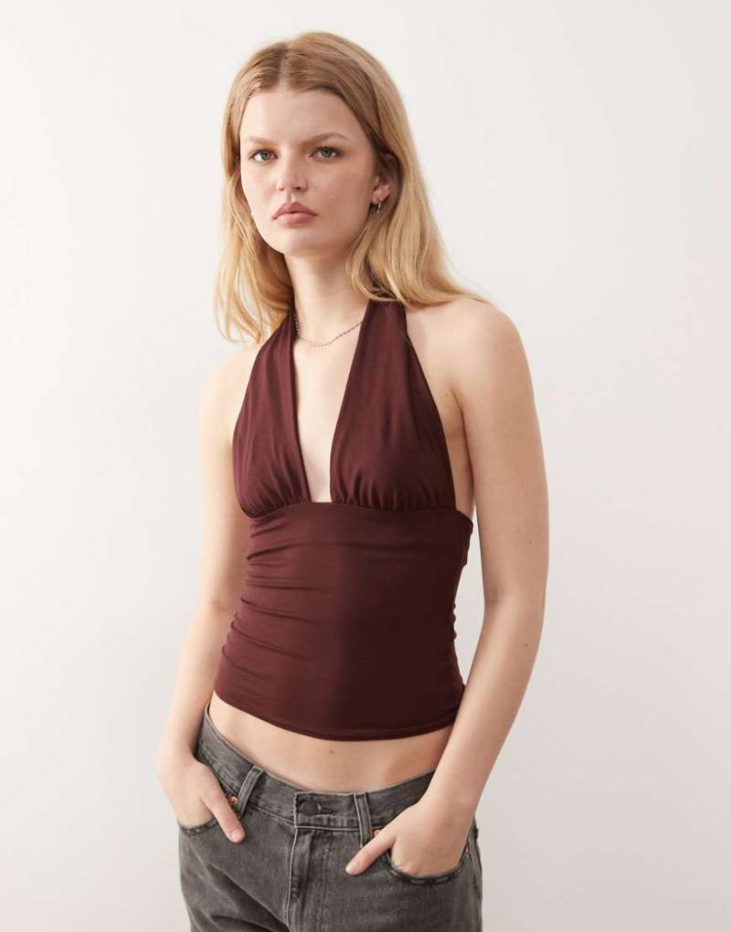 Weekday - Langärmliges, tief ausgeschnittenes Neckholder-Minikleid in Schokobraun, exklusiv bei ASOS-Rot von Weekday