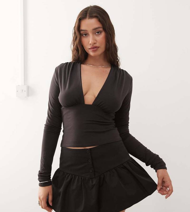 Weekday - Langärmliges, tief ausgeschnittenes Neckholder-Oberteil in Dunkelbraun, exklusiv bei ASOS-Brown von Weekday