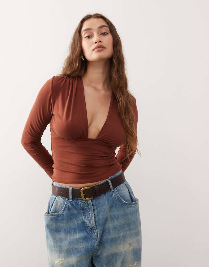Weekday - Langärmliges, tief ausgeschnittenes Neckholder-Oberteil in rustikalem Rot, exklusiv bei ASOS von Weekday