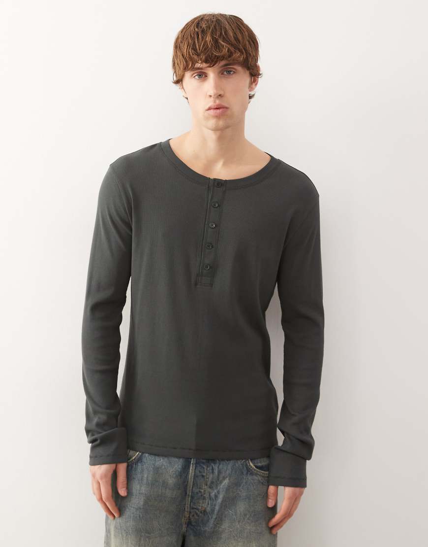 Weekday - Langärmliges Henley-Oberteil in Dunkelgrün von Weekday