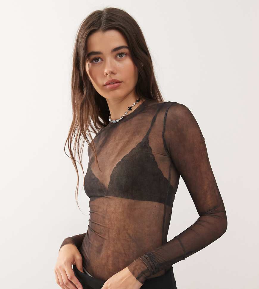 Weekday - Langärmliges Oberteil aus Netzstoff in gebranntem Braun mit verblasstem Print, exklusiv bei ASOS-Brown von Weekday