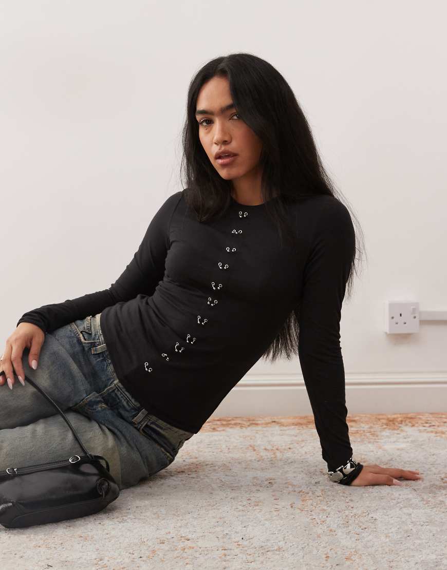Weekday - Langärmliges Oberteil in Schwarz mit Piercing-Detail von Weekday