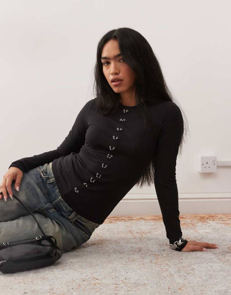 Weekday - Langärmliges Oberteil in Schwarz mit Piercing-Detail von Weekday