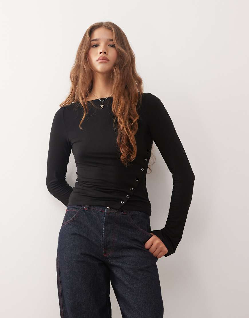Weekday - Langärmliges Oberteil in Schwarz mit U-Boot-Ausschnitt und Saumschlitz mit Ösendetails von Weekday