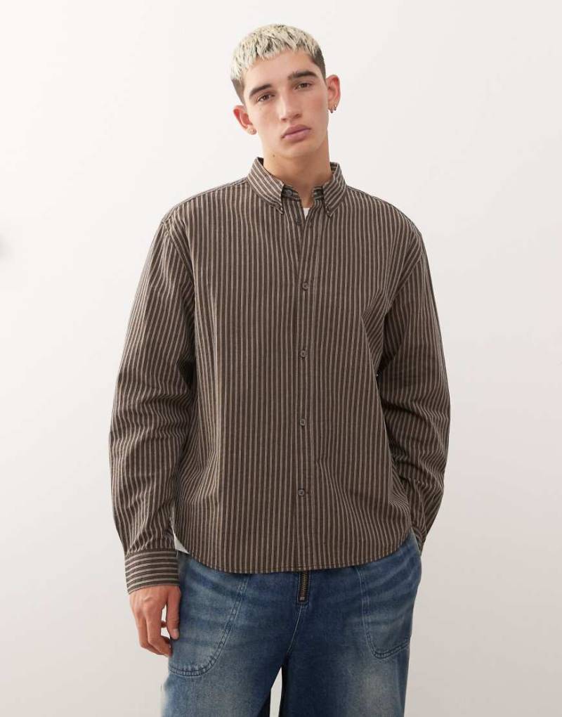 Weekday - Langärmliges Oversize-Hemd in gestreiftem Braun-Brown von Weekday