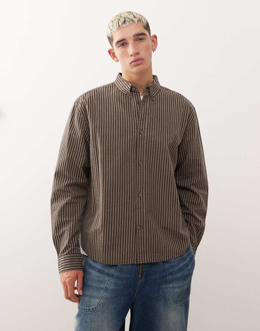 Weekday - Langärmliges Oversize-Hemd in gestreiftem Braun-Brown von Weekday