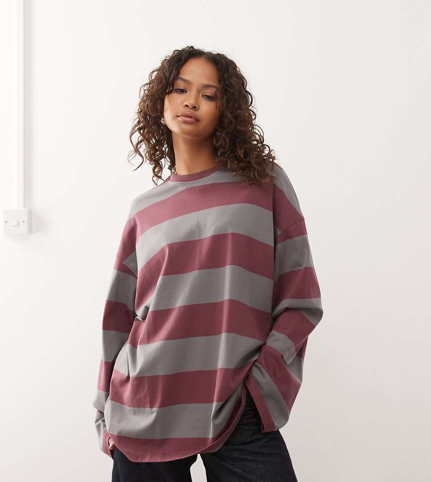Weekday - Langärmliges Oversize-T-Shirt in Grau und Burgunderrot gestreift, exklusiv bei ASOS von Weekday