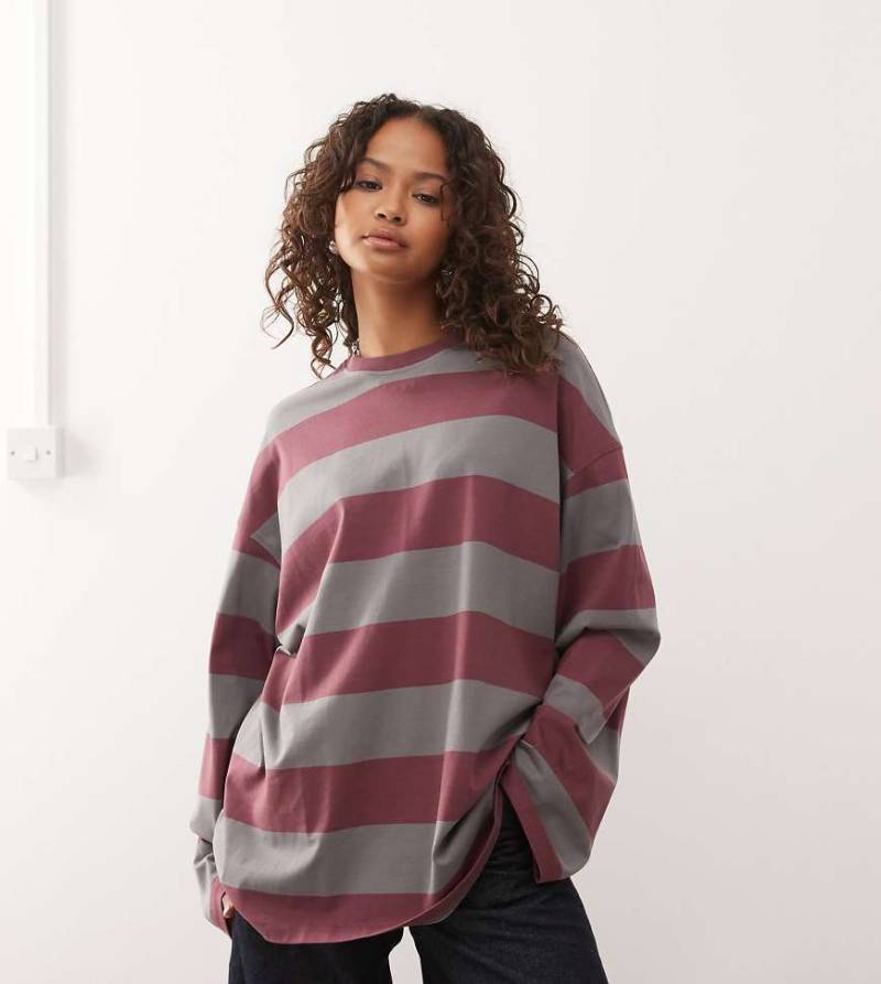 Weekday - Langärmliges Oversize-T-Shirt in Grau und Burgunderrot gestreift, exklusiv bei ASOS von Weekday