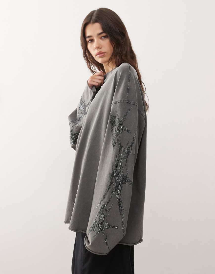 Weekday - Langärmliges Oversize-T-Shirt in gebrochenem Schwarz mit Strassverzierungen an den Ärmeln von Weekday