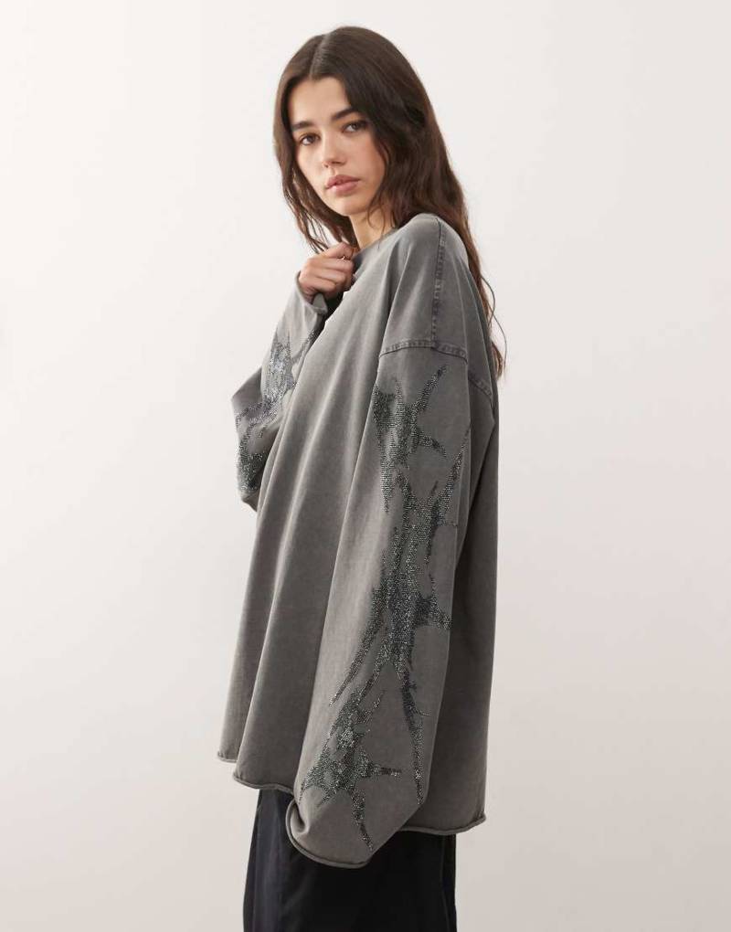 Weekday - Langärmliges Oversize-T-Shirt in gebrochenem Schwarz mit Strassverzierungen an den Ärmeln von Weekday