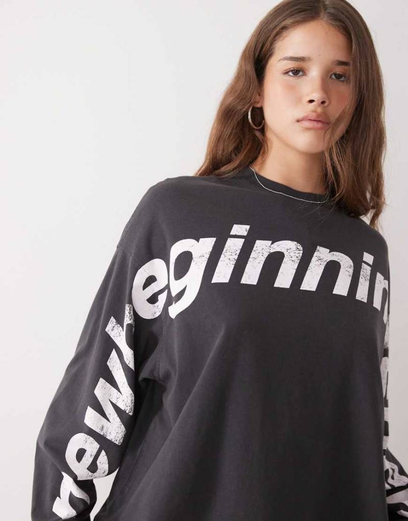 Weekday - Langärmliges Oversize-T-Shirt in verwaschenem Schwarz mit „New Beginning"-Print von Weekday