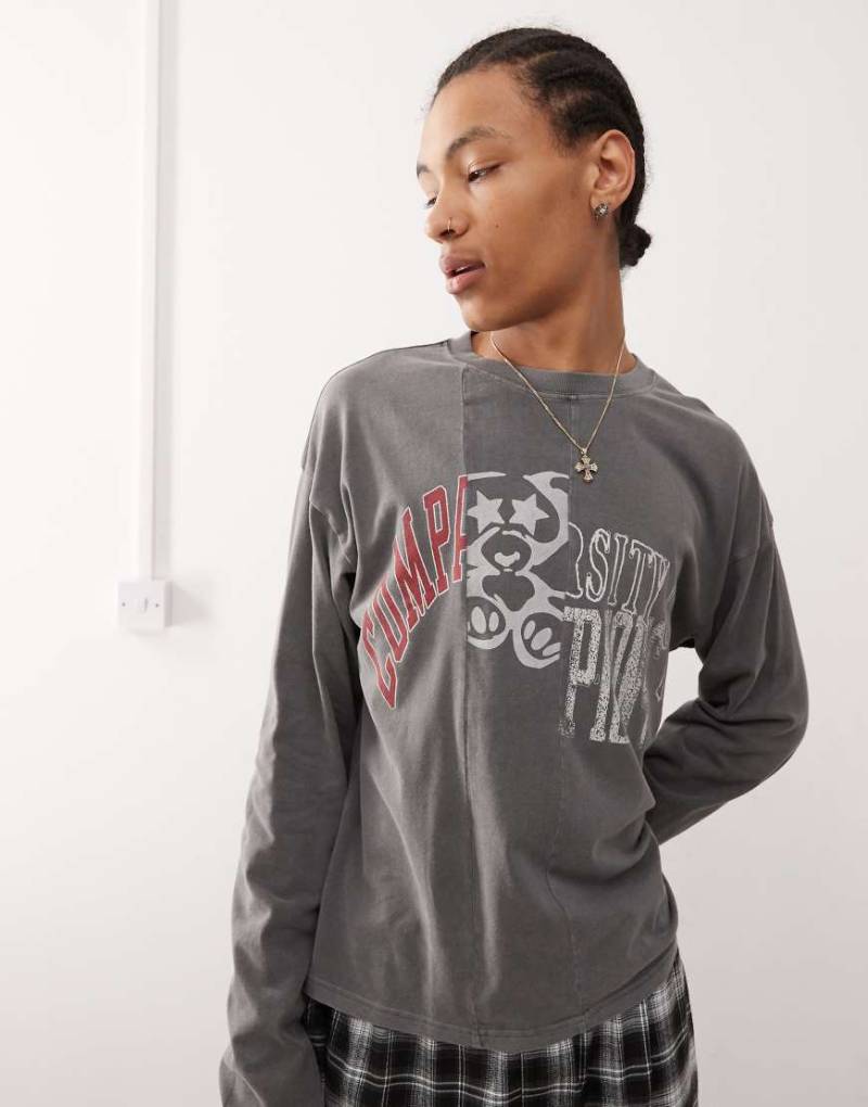 Weekday - Langärmliges Oversize-T-Shirt in verwaschenem Schwarz mit Cut-and-Sew-College-Grafikprint von Weekday