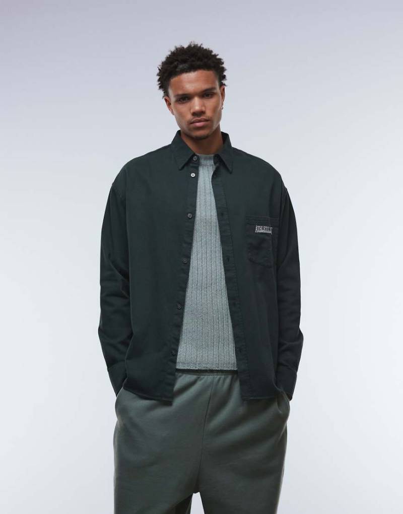 Weekday - Langärmliges Oversized-Fit-Hemd in Dunkelgrün mit Textstickerei von Weekday