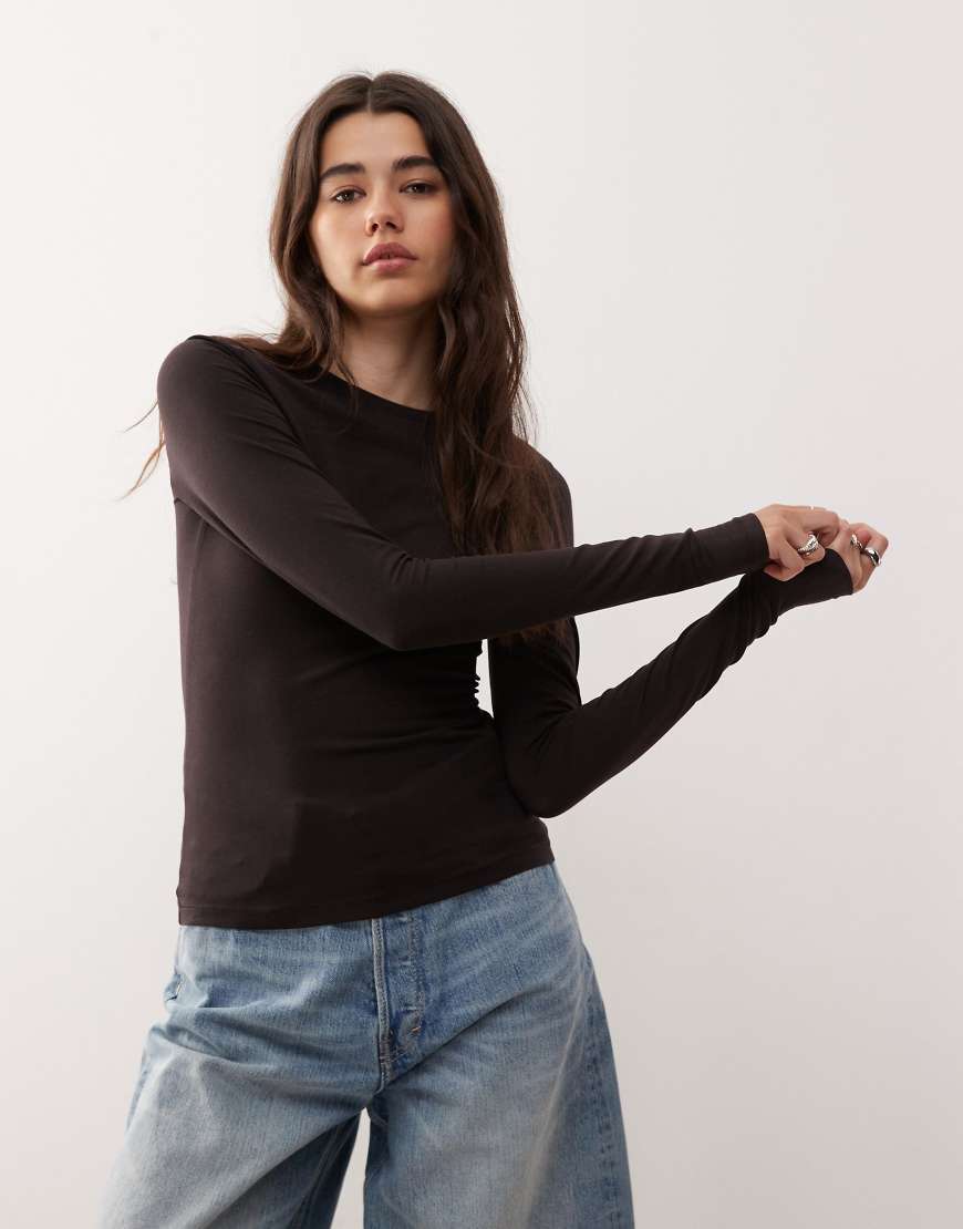 Weekday - Langärmliges Slim-Fit-Oberteil in Dunkelbraun von Weekday