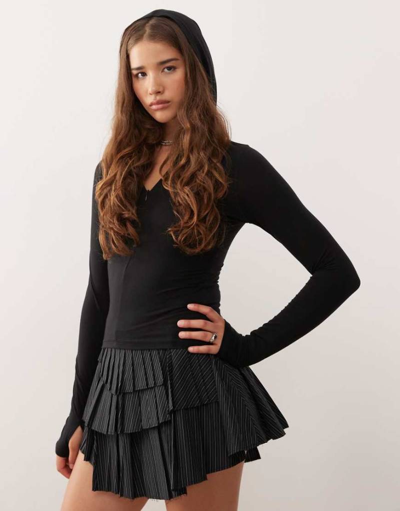 Weekday - Langärmliges Slim Fit Oberteil in Schwarz mit Kapuze und kurzem Reißverschluss von Weekday