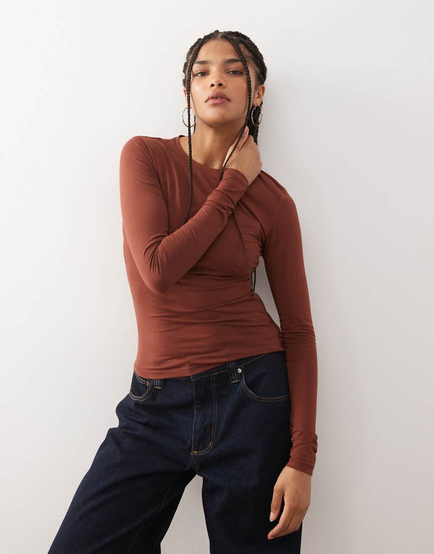 Weekday - Langärmliges T-Shirt in Rostrot mit schmalem Schnitt von Weekday