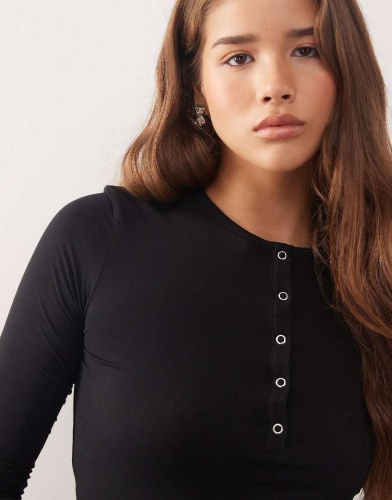 Weekday - Langärmliges T-Shirt in Schwarz mit Henley-Ausschnitt von Weekday