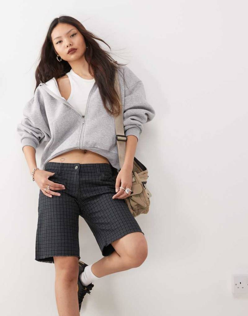 Weekday - Lange Shorts in Grau kariert von Weekday