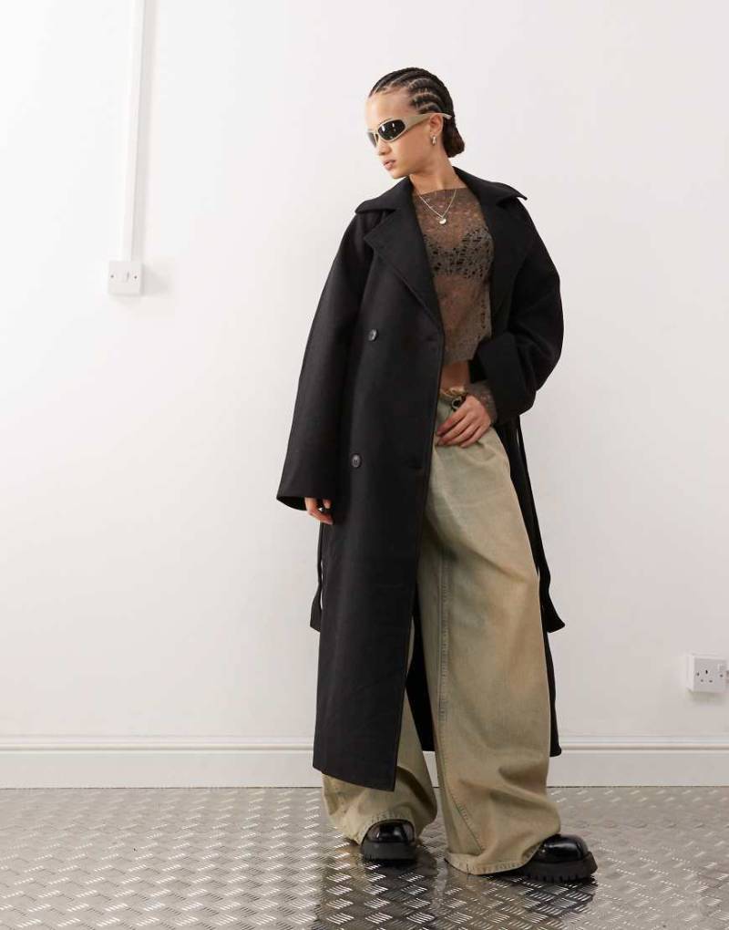 Weekday - Lead - Oversize-Mantel aus Wollmix in Dunkelgrau meliert mit doppelter Knopfleiste und Bindegürtel in der Taille von Weekday