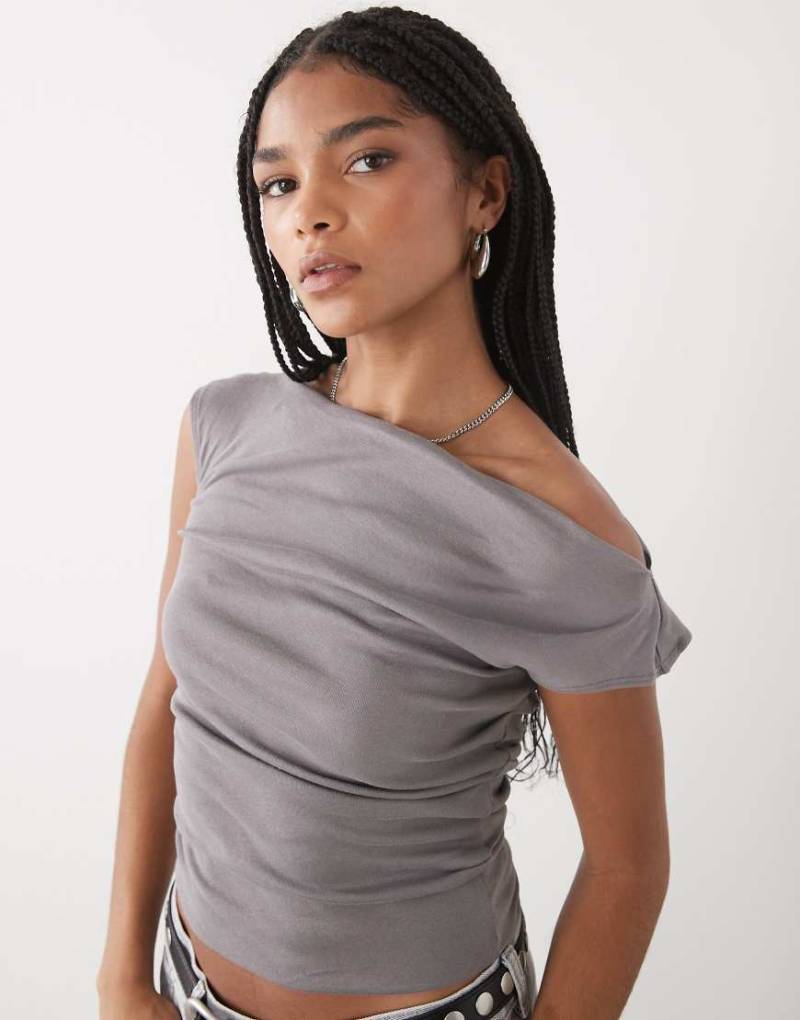 Weekday - Leicht durchscheinendes Oberteil in Mittelgrau mit drapiertem Ausschnitt von Weekday