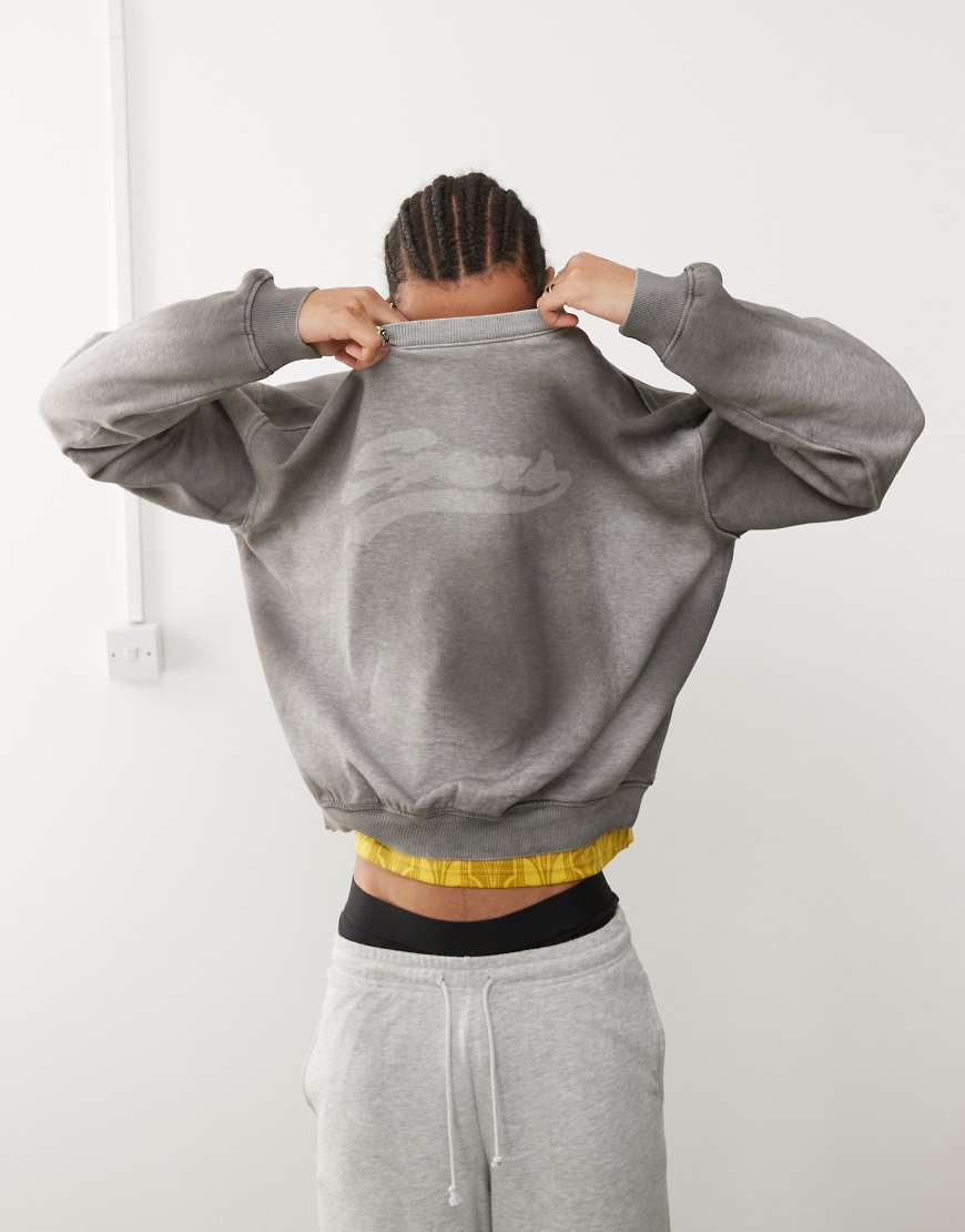 Weekday - Liam - Oversize-Sweatshirt in grauer Spray-Waschung mit verblasstem Grafikprint und abgewetzten Nahtdetails von Weekday