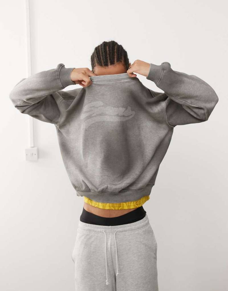 Weekday - Liam - Oversize-Sweatshirt in grauer Spray-Waschung mit verblasstem Grafikprint und abgewetzten Nahtdetails von Weekday