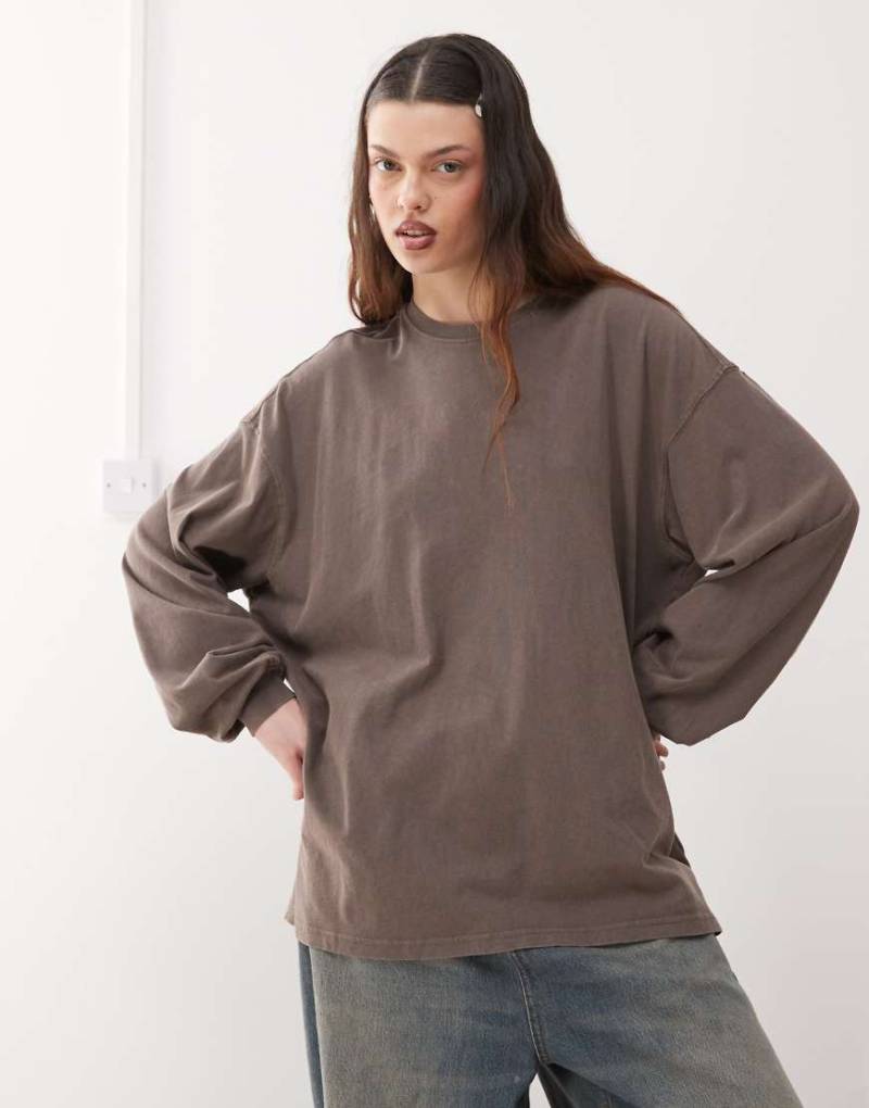 Weekday - Lindy - Langärmliges Shirt in Maulwurfbraun mit extremer Oversize-Passform von Weekday