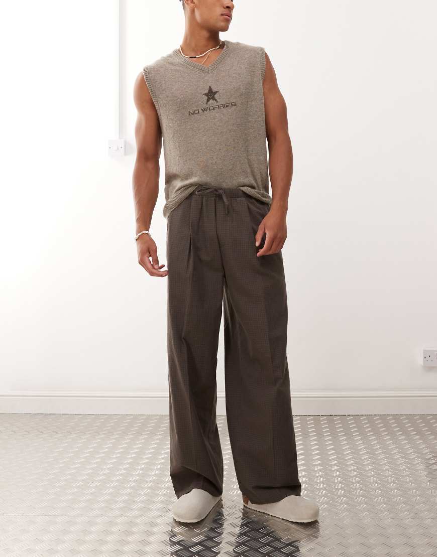 Weekday - Locker geschnittene Hose in dunklem Maulwurfsbraun mit Karomuster und weitem Bein von Weekday