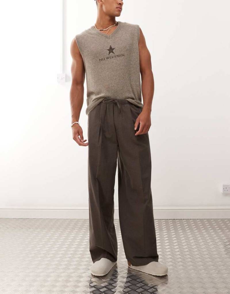 Weekday - Locker geschnittene Hose in dunklem Maulwurfsbraun mit Karomuster und weitem Bein von Weekday