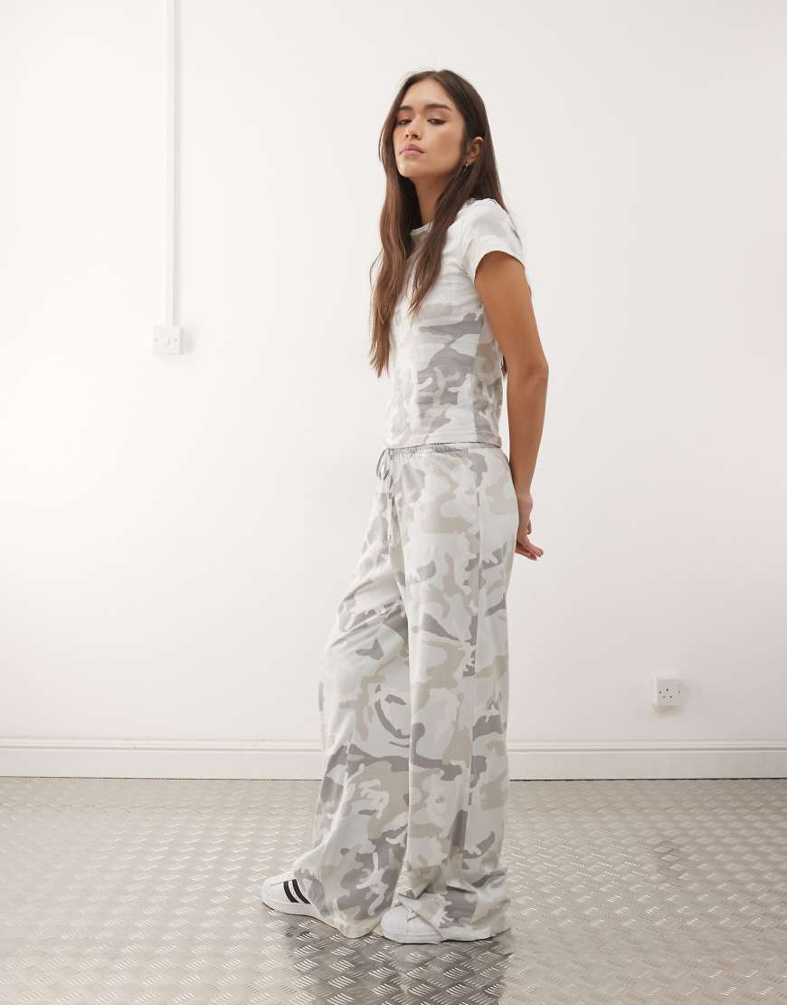 Weekday - Locker geschnittene Hose mit Military-Muster, Kombiteil-Neutral von Weekday