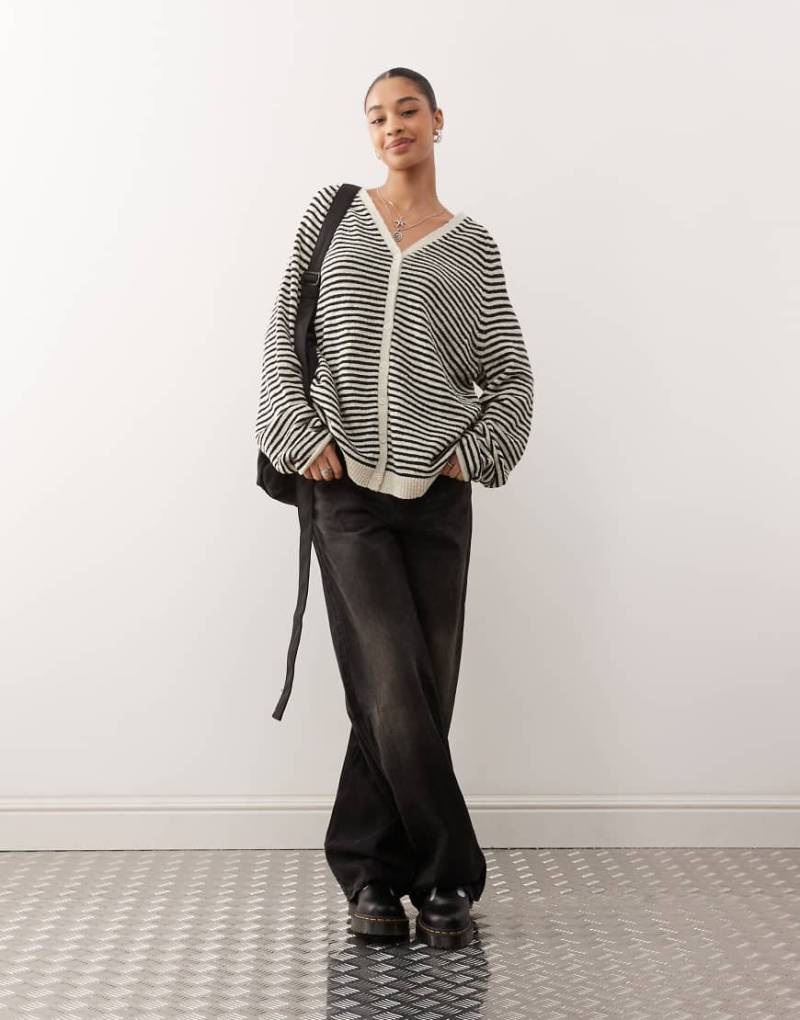 Weekday - Locker geschnittene Strickjacke in Schwarz und Weiß gestreift von Weekday