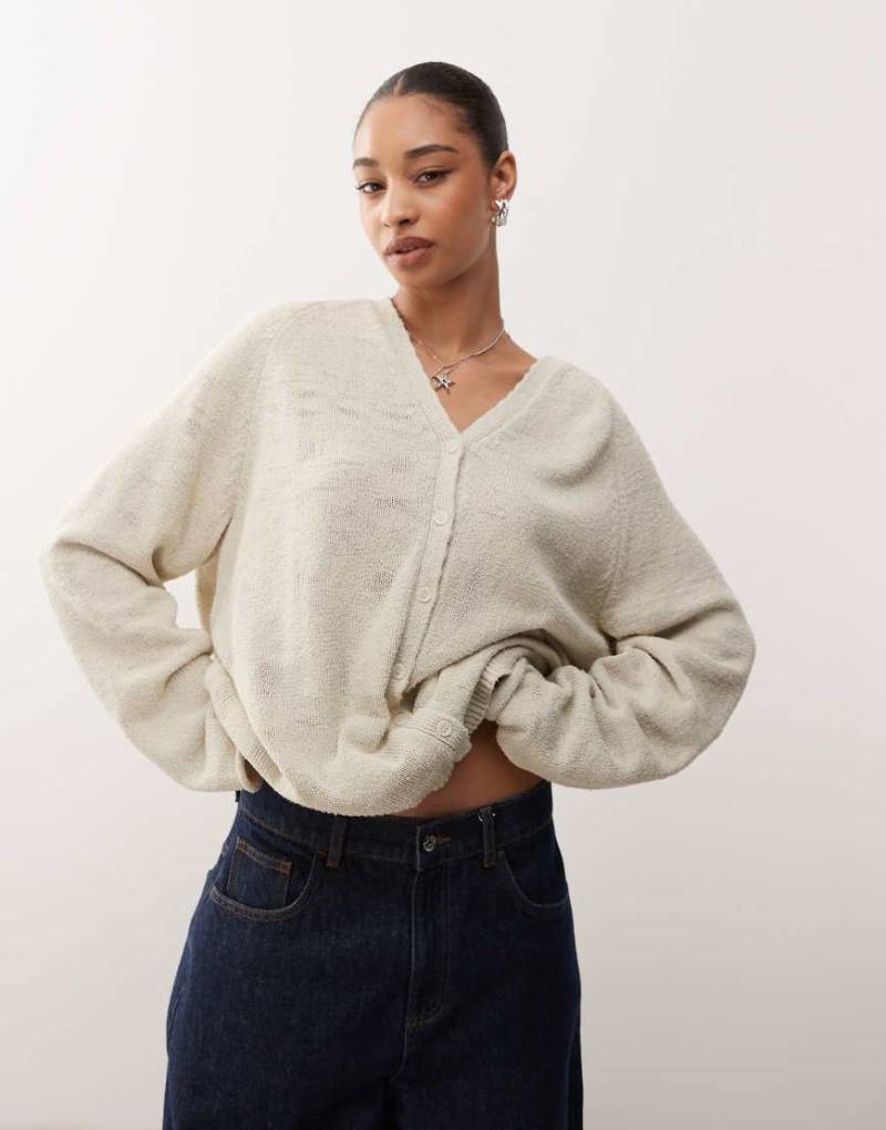 Weekday - Locker geschnittene Strickjacke in Wollweiß von Weekday