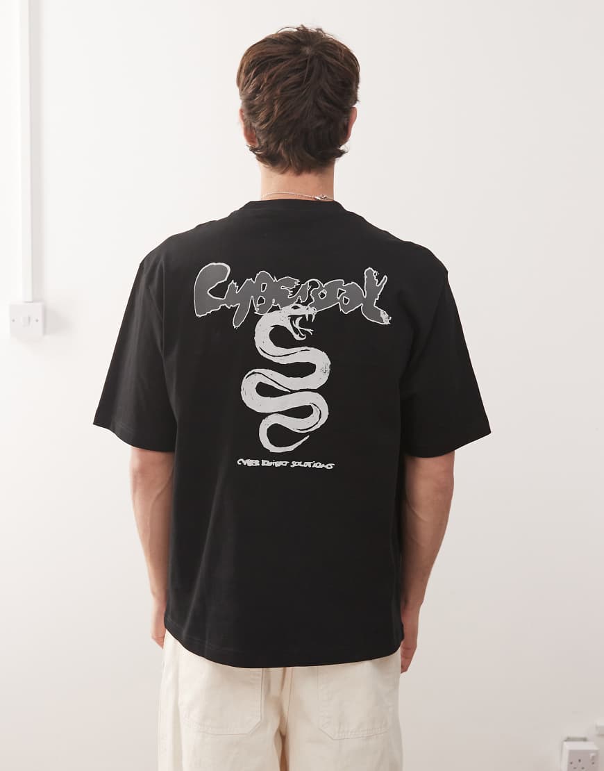 Weekday - Locker geschnittenes T-Shirt in Schwarz mit „Cyber Snake"-Grafikprint Weekday - Locker geschnittenes T-Shirt in Schwarz mit „Cyber Snake"-Grafikprint von Weekday