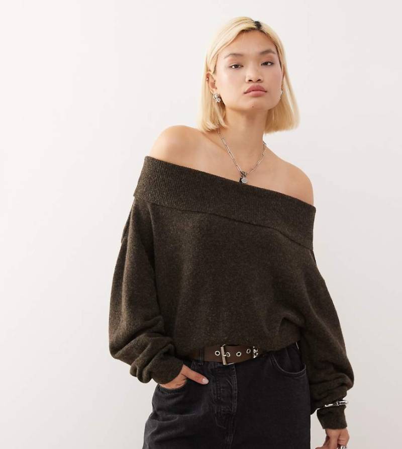 Weekday - Lockerer, schulterfreier Pullover in meliertem Braun mit Carmen-Ausschnitt, exklusiv bei ASOS von Weekday