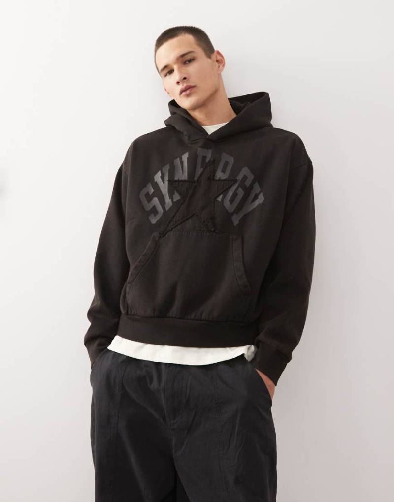 Weekday - Lockerer Oversize-Kapuzenpullover in verblasstem Schwarz mit Grafikapplikation von Weekday