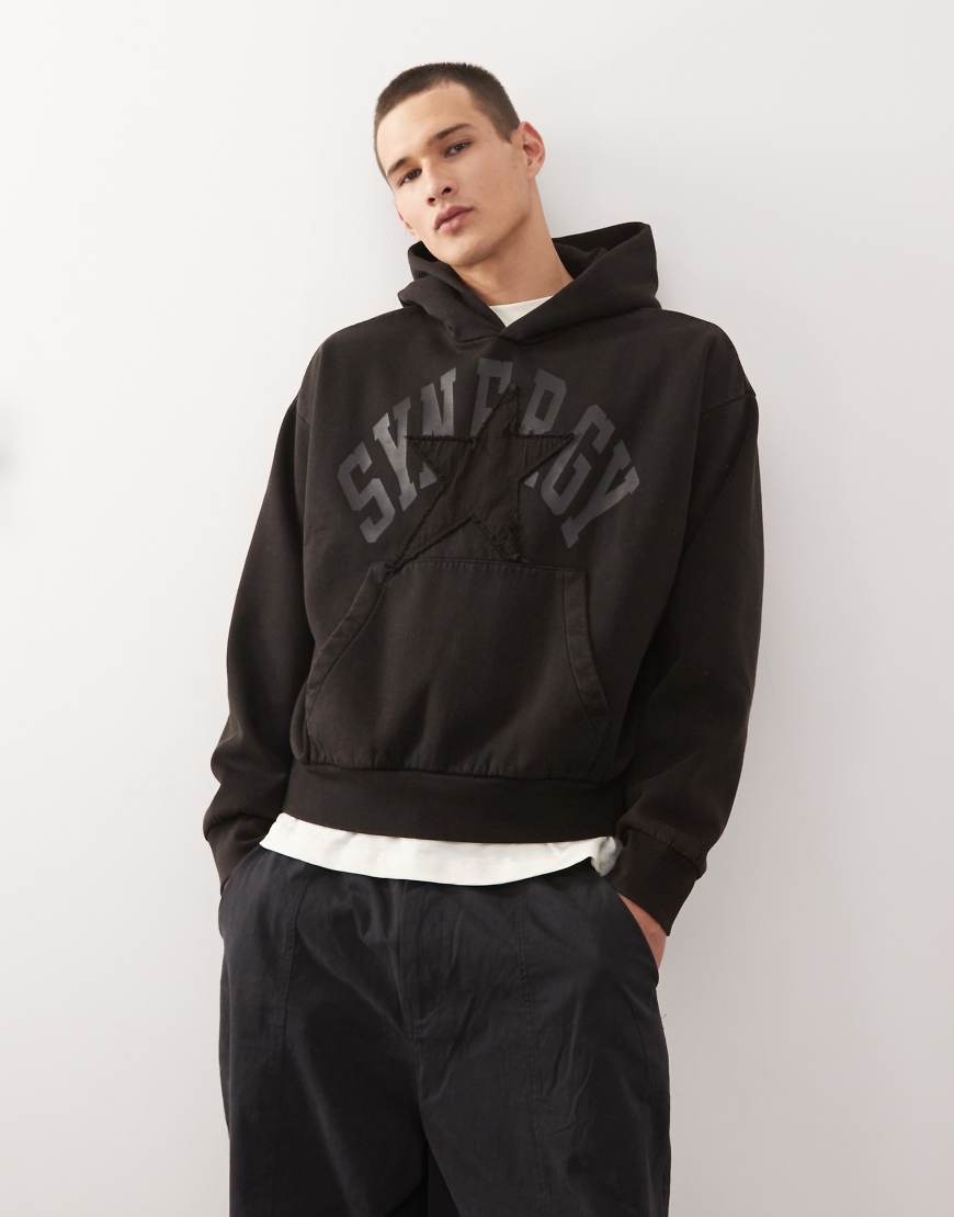 Weekday - Lockerer Oversize-Kapuzenpullover in verblasstem Schwarz mit Grafikapplikation Weekday - Lockerer Oversize-Kapuzenpullover in verblasstem Schwarz mit Grafikapplikation von Weekday