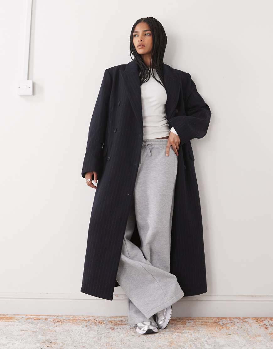 Weekday - Logan - Zweireihiger Oversize-Mantel aus Wollmix in dunklem Marineblau mit Nadelstreifen von Weekday