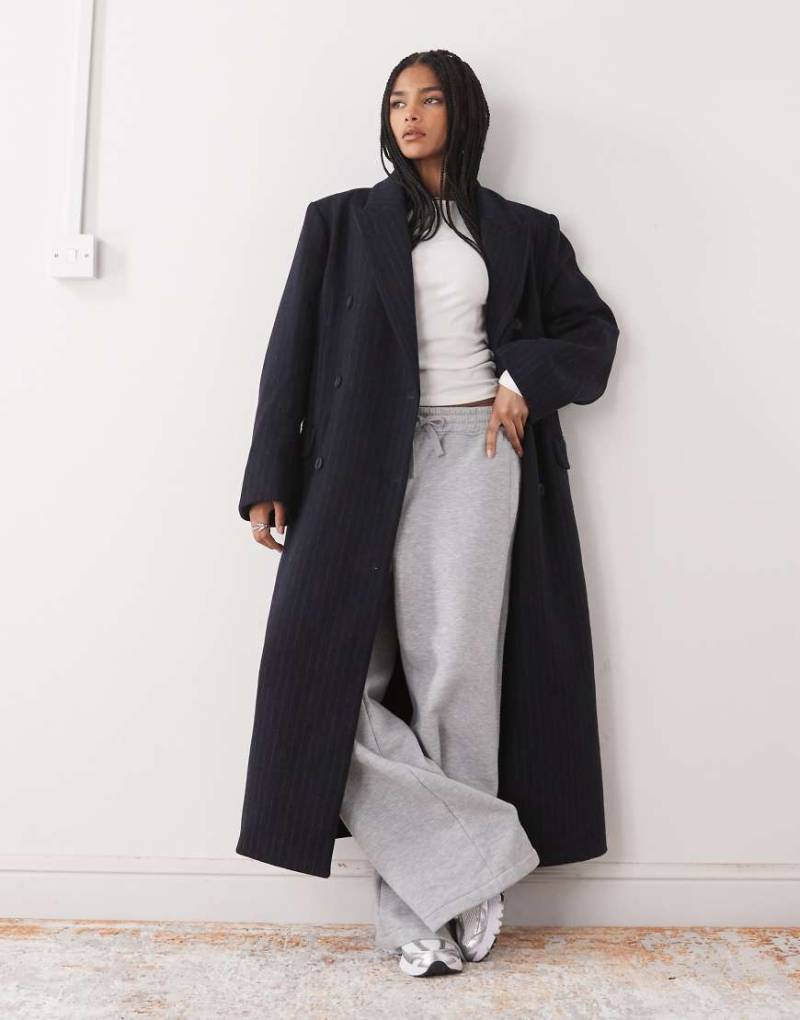 Weekday - Logan - Zweireihiger Oversize-Mantel aus Wollmix in dunklem Marineblau mit Nadelstreifen Weekday - Logan - Zweireihiger Oversize-Mantel aus Wollmix in dunklem Marineblau mit Nadelstreifen von Weekday