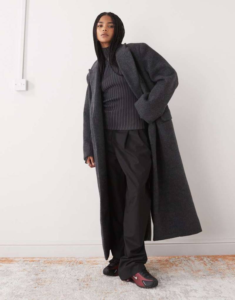Weekday - Logan - Zweireihiger Oversize-Mantel aus flauschigem Wollmix in meliertem Dunkelgrau Weekday - Logan - Zweireihiger Oversize-Mantel aus flauschigem Wollmix in meliertem Dunkelgrau von Weekday