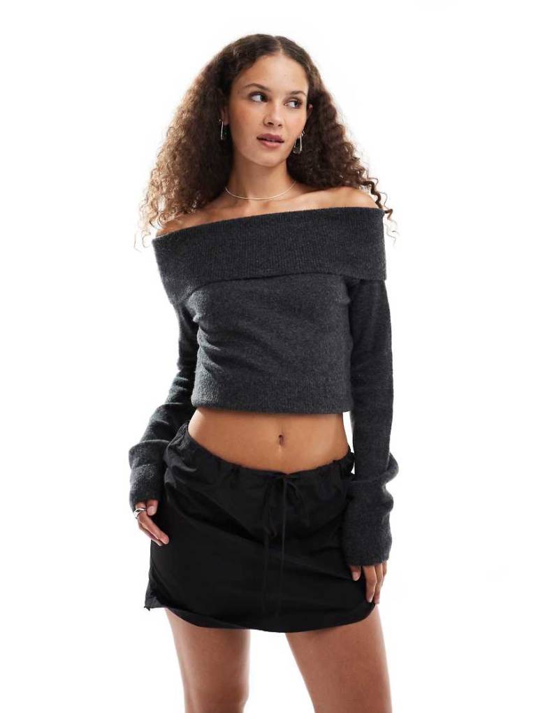 Weekday - Lolo - Schulterfreier Strickpullover in meliertem Schwarz von Weekday